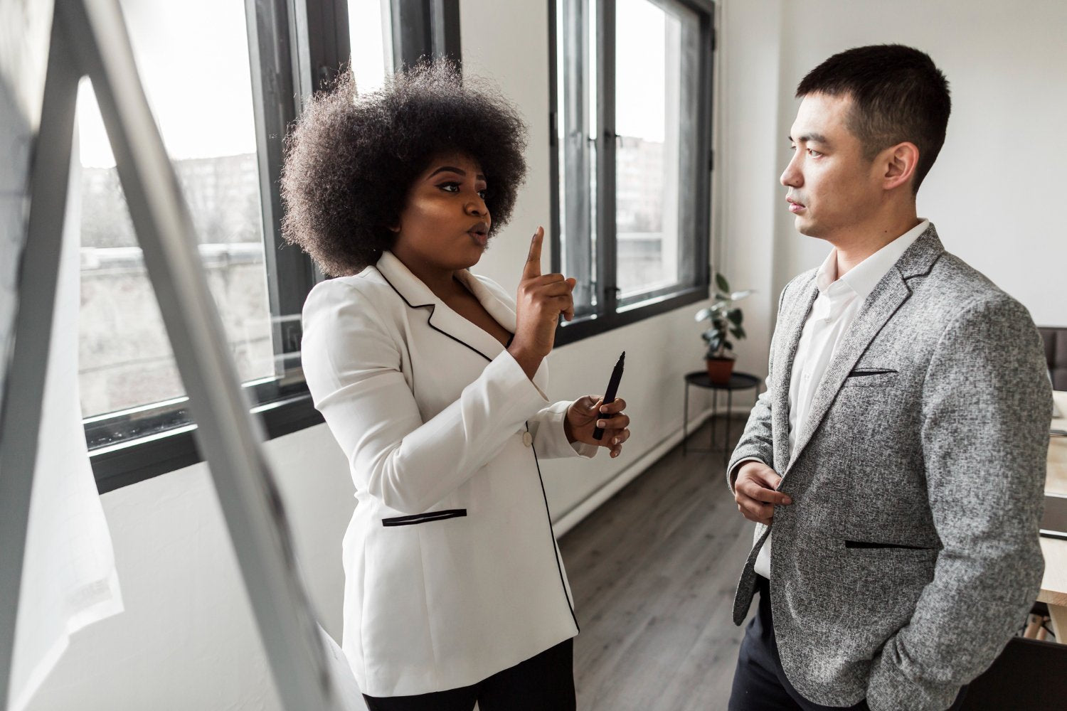 Body Language Non-Verbal Communication for Leaders
