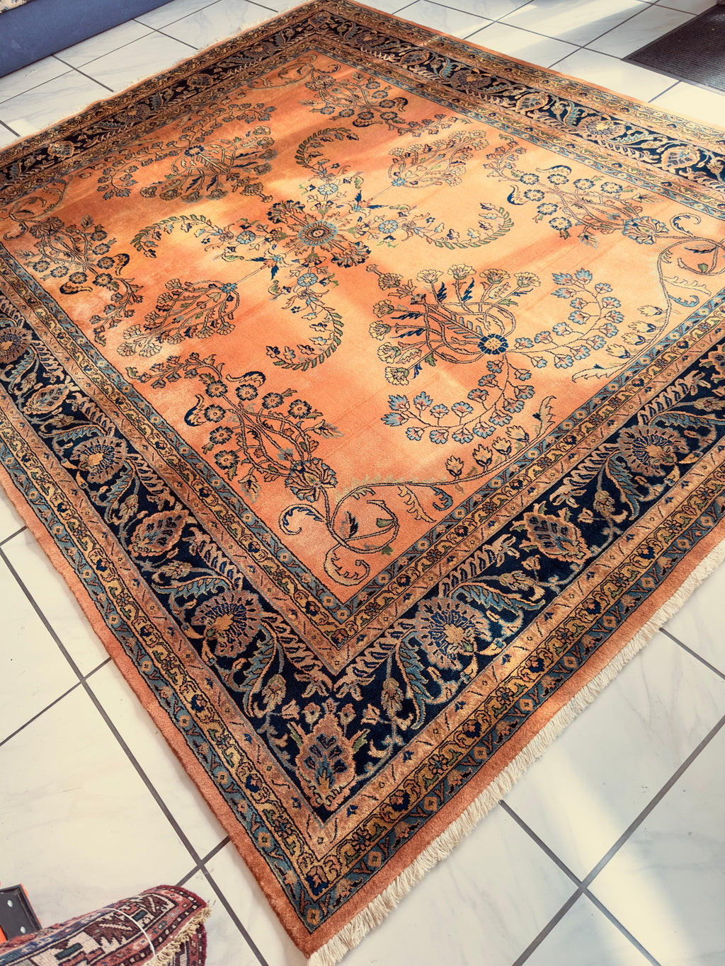 Hand-Knotted Indo-Sarouk Wool Rug – 8' x 10' – Peach Field with Navy Border